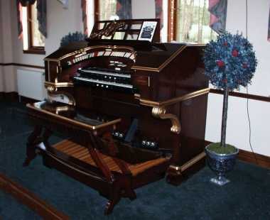 Opus 1840 console, right view